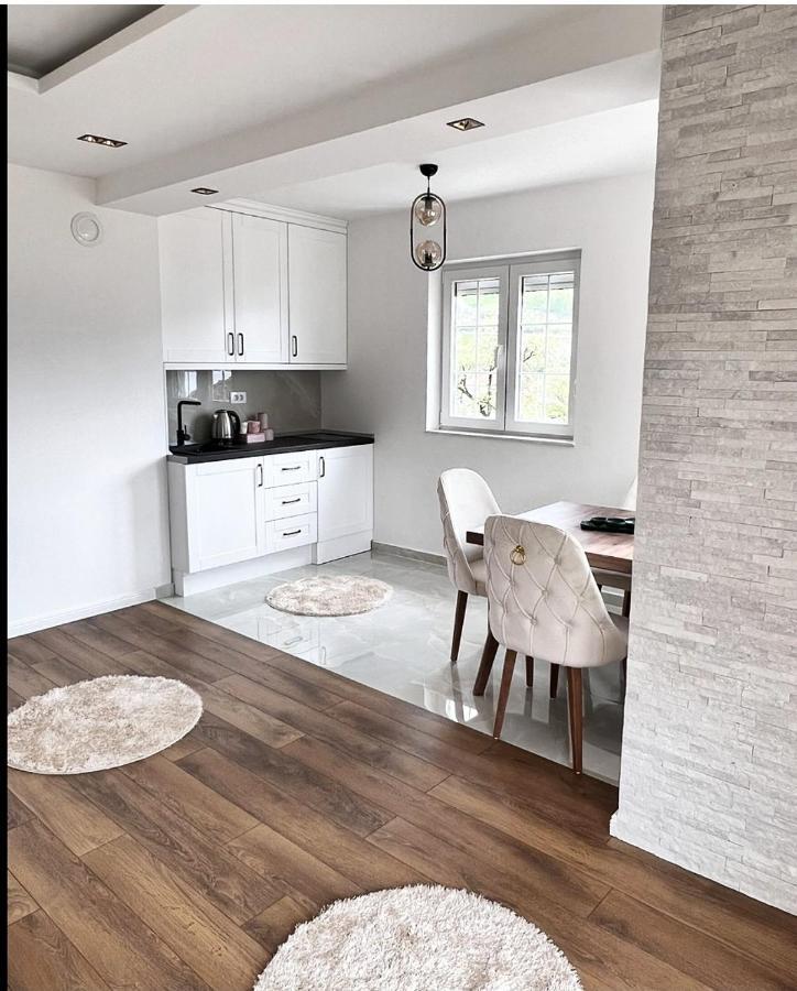 Ema Apartments Плав Екстериор снимка