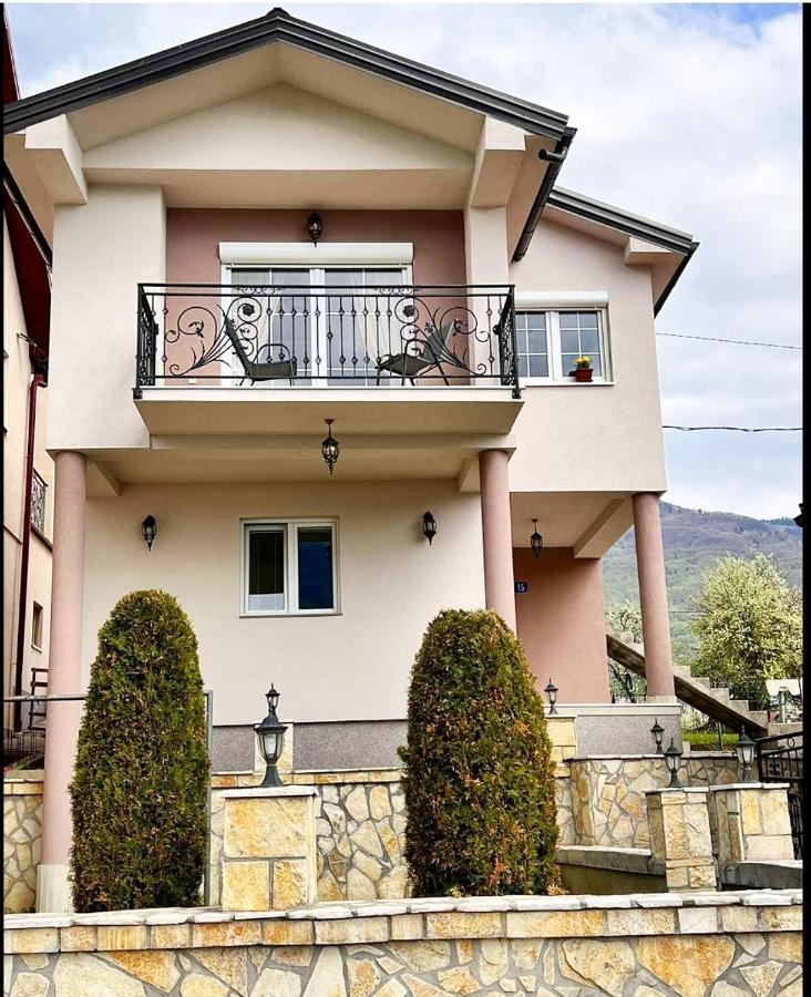Ema Apartments Плав Екстериор снимка