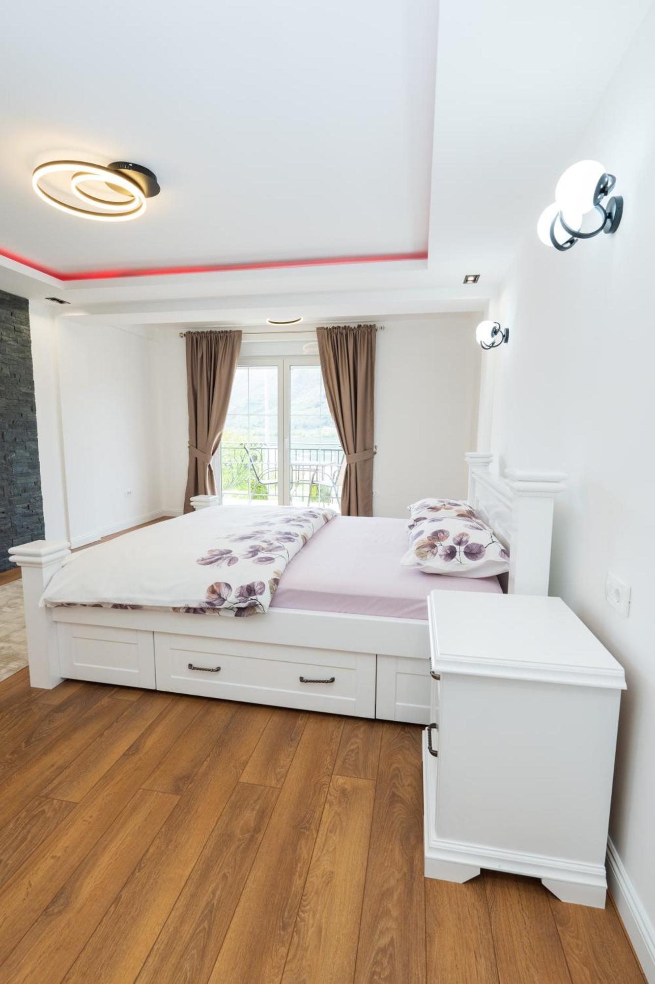 Ema Apartments Плав Екстериор снимка