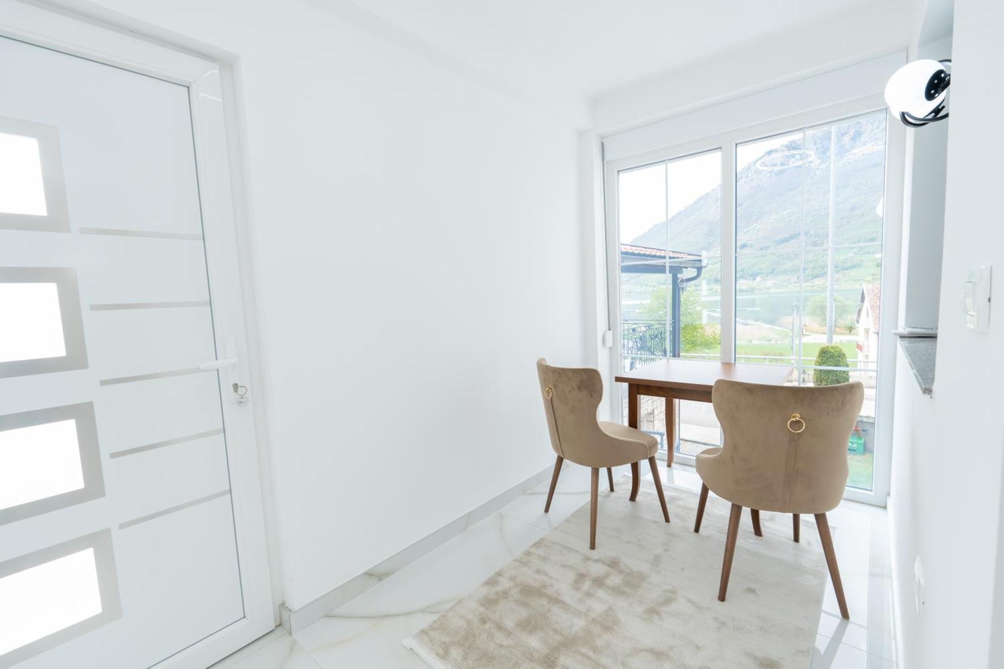 Ema Apartments Плав Екстериор снимка